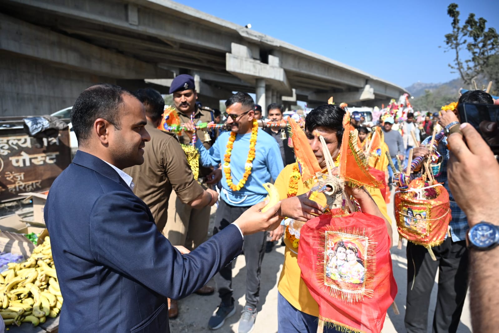 शारदीय कांवड़ यात्रा को सुव्यवस्थित एवं सफलता पूर्वक संचालित करने एवं आ रहे कांवड़ यात्रियों एवं शिव भक्तों को कोई परेशानी एवं असुविधा न हो,इसके दृष्टिगत जिलाधिकारी मयूर दीक्षित एवं वरिष्ठ पुलिस अधीक्षक प्रमेंद्र सिंह डोभाल ने (नजीबाबाद मार्ग पर) चंडी चौक से थाना श्यामपुर तक संबंधित अधिकारियों के साथ स्थलीय निरीक्षण कर व्यवस्थाओं का जायजा लिया।