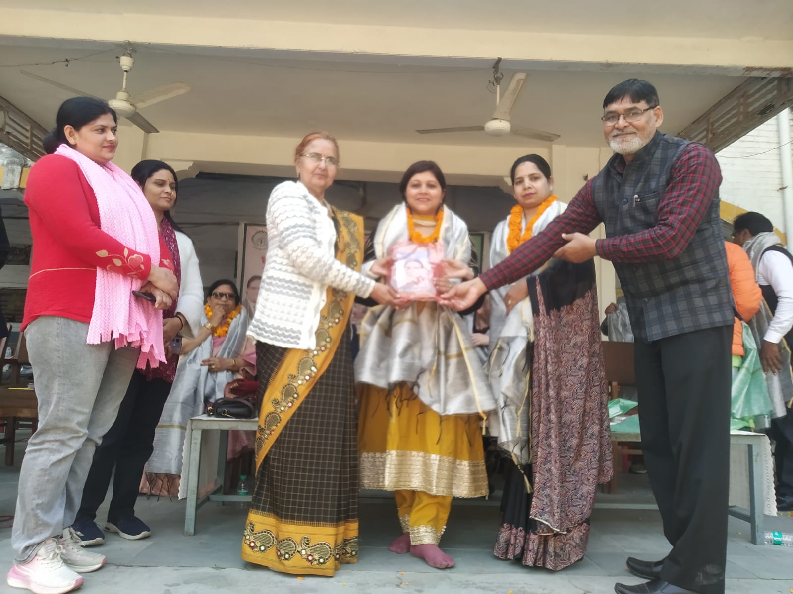 राष्ट्रीय कला रंग भारती एवं अराध्या प्रकाशन के तत्वाधान में डॉ कुमार प्रशांत मानव द्वारा लिखित पुस्तक बुक ऑफ लाइफ के चतुर्थ संस्करण का विमोचन रघुनाथ गर्ल्स इंटर कॉलेज में किया गया, कार्यक्रम के दूसरे चरण में कवि सम्मेलन का आयोजन हुआ। कार्यक्रम में विद्यार्थियों व शिक्षकों ने भाग लिया, इसके साथ साथ विद्यालय में आये मुख्य अतिथि प्रदीप अग्रवाल व विद्यालय की प्राचार्य डॉ. रजनी रानी शंखधार का शाल ओढ़ा कर स्वागत सम्मान किया गया। कवि सम्मेलन की विधिवत शुरूआत डा. शुभम त्यागी की सरस्वती वंदना से किया। सुदेश यादव दिव्य जी ने कहा-
