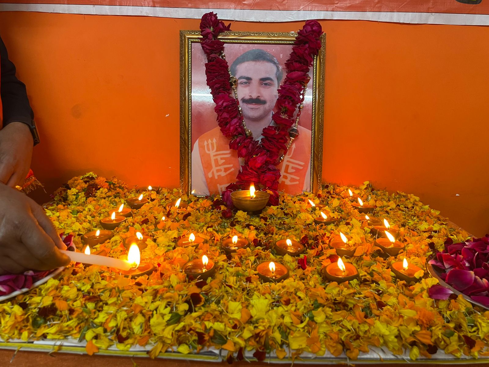 धर्मा की पच्चीस वीं पुण्यतिथि पर शिव सैनिकों ने धर्मा को याद किया।
