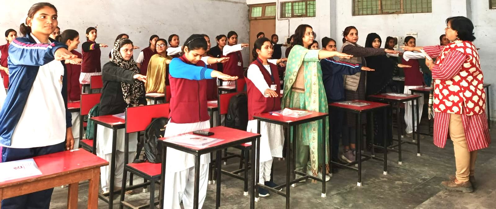 शहीद मंगल पांडे राजकीय महिला स्नातकोत्तर माधवपुरम रोड सेफ्टी क्लब के तत्वावधान में छात्राओं द्वारा सड़क सुरक्षा नियमों की प्रतिज्ञा ली गई।