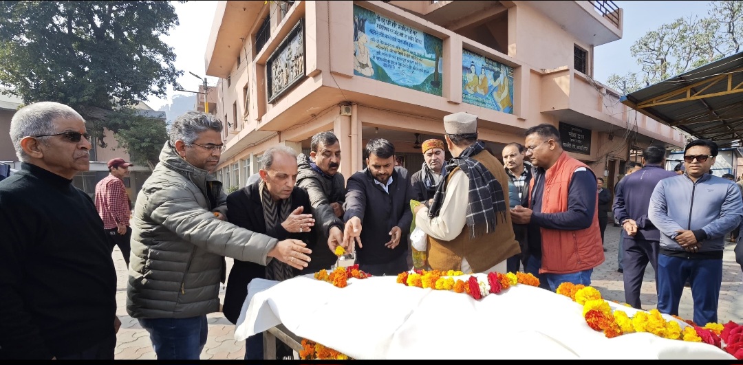 पत्रकार  अनुपम त्रिवेदी को मातृ शोक, महानिदेशक सूचना ने श्मशान घाट पहुंच कर दी श्रद्धांजलि