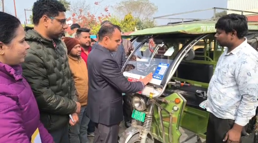 जिलाधिकारी मयूर दीक्षित ने आज परिवहन कार्यालय का निरिक्षण कर व्यवस्थाओं का जायजा लिया इस दौरान जिलाधिकारी ने परिवहन विभाग द्वारा ई रिक्शा चालकों के लिए चलाये जा रहे सत्यापन अभियान की प्रगति की समीक्षा की।