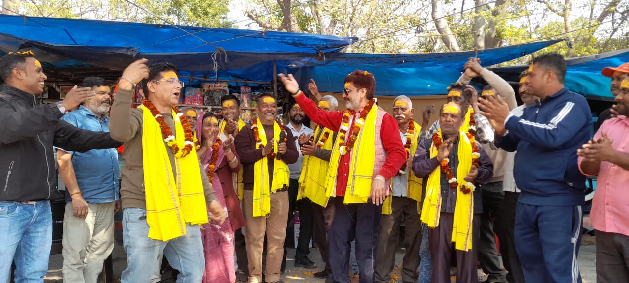 प्रथम वेंडिंग जोन के लघु व्यापारियों ने फूलों की वर्षा कर होली मिलन समारोह आयोजित किया।