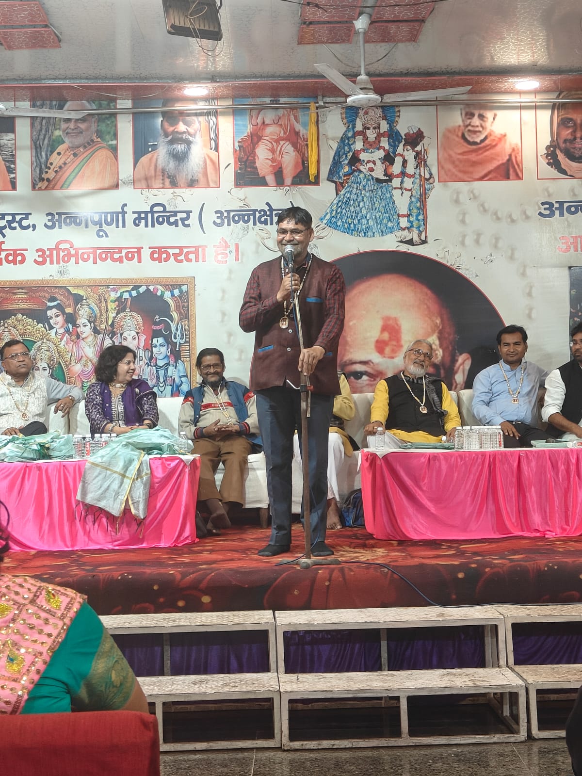 मेरठ अन्नपूर्णा चैरिटेबल एवं अराध्या प्रकाशन के संयुक्त तत्वावधान में होली के अवसर पर अन्नपूर्णा मंदिर के प्रांगण में हास्य कवि सम्मेलन का आयोजन किया गया। 
