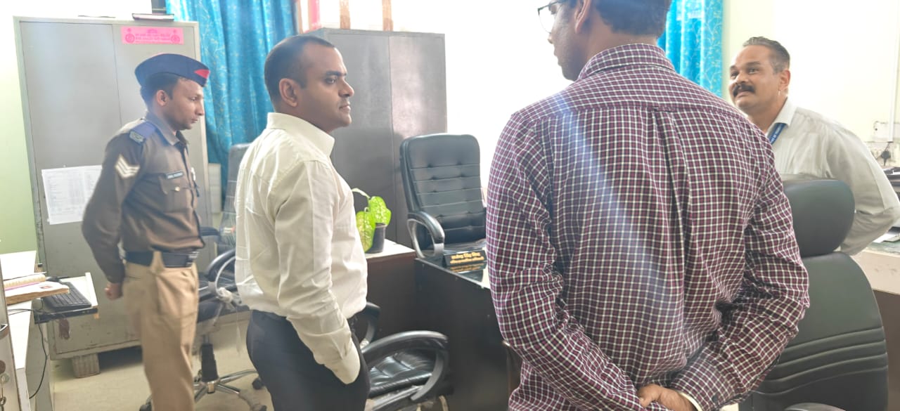 जिलाधिकारी मयूर दीक्षित ने किया ए.आर.टी.ओ. कार्यालय हरिद्वार का औचक निरीक्षण अपने कार्यों एवं समस्याओं को लेकर परिवहन कार्यालय में आने वाले आम जन की समस्याओं का प्राथमिकता से किया जाय निराकरण।