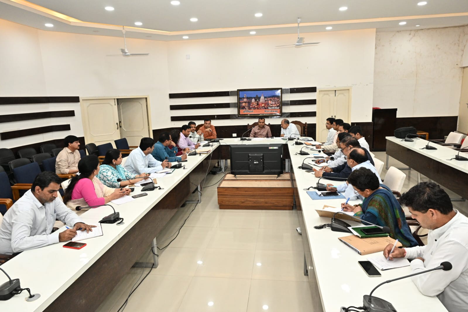 एलपीजी गैस आपूर्ति को लेकर जिलाधिकारी ने की समीक्षा बैठक सभी गैस एजेंसियों पर नोडल अधिकारी नामित कर निगरानी रखने के दिए निर्देश