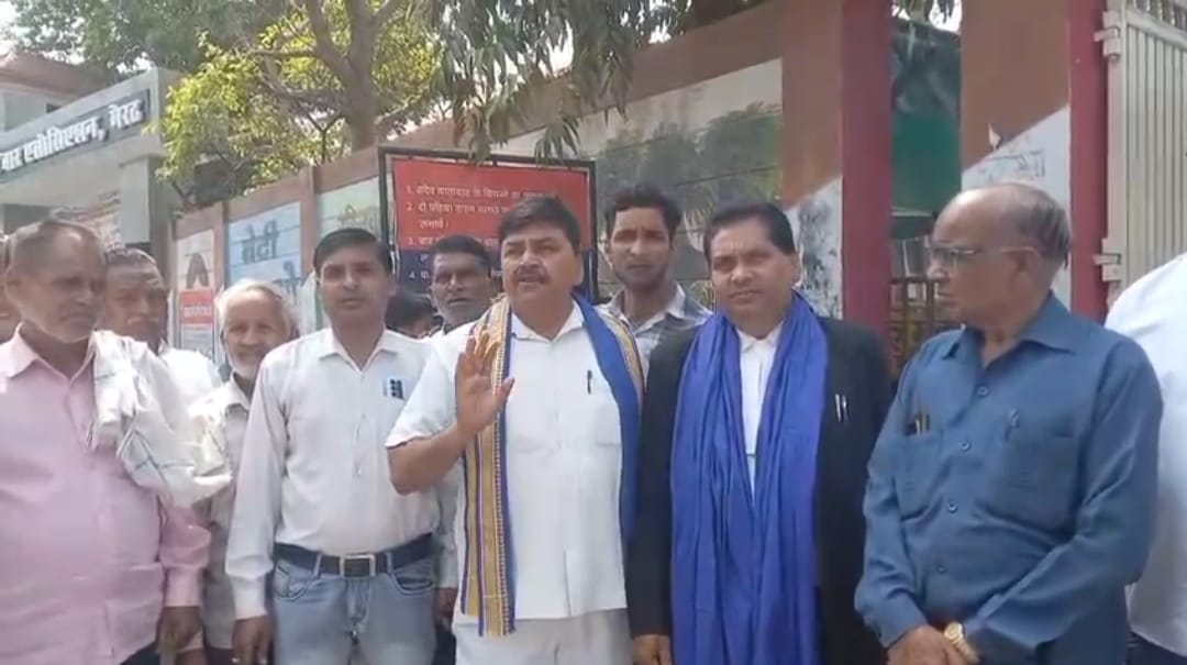 घर से बुलाकर युवक की पिटाई, इलाज के दौरान मौत; नामजद आरोपी फरार, भीम आर्मी के साथ एसएसपी पहुंचे परिजन