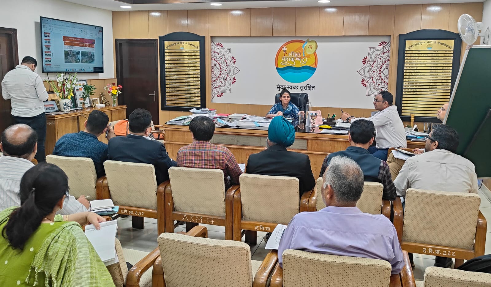 मेलाधिकारी श्रीमती सोनिका ने कुंभ मेला-2027 की तैयारियों की प्रगति की समीक्षा करते हुए कार्यदायी संस्थाओं को निर्देश दिए कि सभी गतिमान कार्यों को समयबद्ध ढंग से पूरा किया जाए। उन्होंने स्पष्ट रूप से कहा कि कुंभ से जुड़े निर्माण कार्यों में किसी भी प्रकार की देरी या लापरवाही पाए जाने पर संबंधित अधिकारियों के विरुद्ध सख्त कार्रवाई की जाएगी।