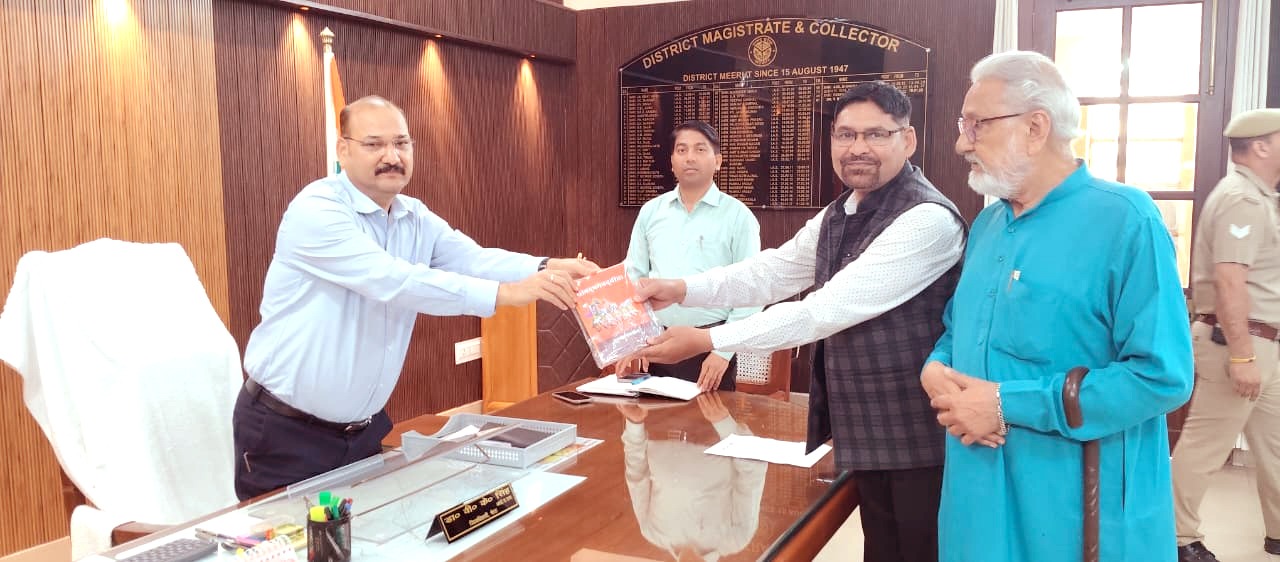 हिन्दी सेवा समिति की मेरठ इकाई ने जिलाधिकारी को सौंपा ज्ञापन