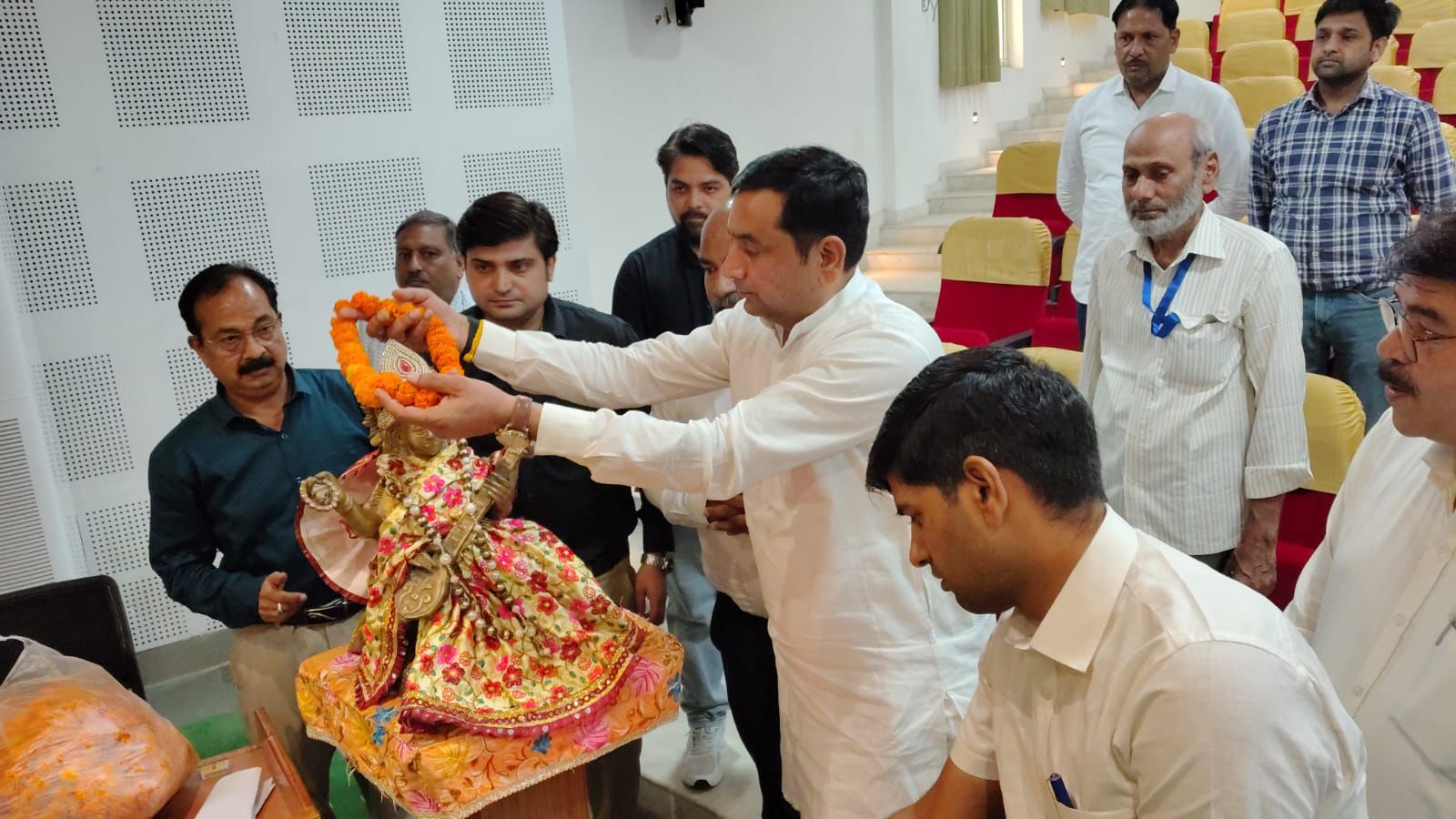 पत्रकारिता दिवस के 200 साल पूर्ण होने पर एम आई ई टी में “द प्रेस क्लब” ने कलमकार सम्मान समारोह का आयोजन किया जिसमें एम आई ई टी और उपज के सहयोग से उन वरिष्ठ पत्रकारों को सम्मानित किया गया जिन्होंने अपने 30 साल के करियर में पत्रकारिता के आयाम स्थापित किए थे।   कार्यक्रम का आरंभ उत्तर प्रदेश में स्वतंत्र प्रभार मंत्री डॉ• सोमेंद्र तोमर और जिला सूचना अधिकारी सुमित यादव ने दीप प्रज्वलित कर किया।  इस मौके पर द प्रेस क्लब के अध्यक्ष रवि शर्मा ने मुख्य अतिथि डॉ• सोमेंद्र तोमर को शॉल उढाकर और बुके देकर सम्मानित किया। तो वही महामंत्री के•के•शर्मा ने जिला सूचना अधिकारी सुमित यादव को शॉल और मोमेंटो देकर सम्मानित किया।   एम आई ई टी के निर्देशक गौरव अग्रवाल को शॉल उढाकर और बुके देकर द प्रैस क्लब के कोषाध्यक्ष मुकेश गोयल ने सम्मानित किया।   इस अवसर पर डॉ• सोमेंद्र तोमर ने कहा कि पत्रकारों का सम्मान हमेशा से सर्वोपरि रहा है। उनकी आलोचना में भी सीख होती है। मेरठ के पत्रकारों ने जिस तरीके से पत्रकारिता में आयाम स्थापित किए हैं उसको मैं हमेशा प्रणाम करता हूं। बीजेपी के महानगर अध्यक्ष विवेक रस्तोगी को बुके व शॉल उढाकर द- प्रेस क्लब के अध्यक्ष रवि शर्मा ने सम्मानित किया। वही उत्तर प्रदेश सूचना आयुक्त राजेंद्र सिंह जी का सम्मान उपज के क्षेत्रीय अध्यक्ष अजय चौधरी ने किया। उत्तर प्रदेश सूचना आयुक्त राजेंद्र सिंह ने कहा की आने वाले समय में पत्रकारिता का रोल बदला है लेकिन भावनाएं हमेशा से वही है ।अपने स्वागत भाषण में द प्रेस क्लब के महामंत्री के•के•शर्मा ने बताया कि आज के युग में जिस तरीके से सूबे के मुख्यमंत्री योगी आदित्यनाथ और देश के प्रधानमंत्री नरेंद्र मोदी पत्रकारों को सुविधा दे रहे हैं उसमें हमारी जिम्मेदारी और भी बढ़ जाती है। वही सीनियर मोस्ट पत्रकार  हीमा अग्रवाल ने इस मौके पर हाल ही में दिवंगत हुए वरिष्ठ पत्रकार राजेश अवस्थी के सम्मान में दो शब्द कहे। पत्रकारिता के 200 वर्षों पूर्ण होने पर करीब 21 हस्तियों को शॉल उड़ाकर और मोमेंटो देकर सम्मानित किया गया। जिसमें पुष्पेंद्र शर्मा,नीरज कांत राही,हरि शंकर जोशी, सूर्यकांत द्विवेदी युवा रिपोर्टर के संपादक हरिमोहन आहूजा समेत दैनिक जागरण के पत्रकार शरद व्यास, अशोक गोस्वामी,विनोद गोस्वामी रिचा जोशी मुख्य रूप से रही,  राम बोल तोमर, जगमोहन शाकाल और ज्ञान प्रकाश को भी सम्मानित किया गया। कार्यक्रम का संचालन पायल ने किया कार्यक्रम के अंत में द- प्रेस क्लब के अध्यक्ष रवि शर्मा ने सभी मेहमानों का धन्यवाद किया और अपने अनुभव साझा करते हुए कहा कि पत्रकारों की स्थिति के लिए अब पहला कदम उठाया गया है आगे भी इसी तरीके के कार्यक्रमों के जरिए पत्रकारों की एकता के लिए काम किया जाएगा। कार्यक्रम के अंत में दिवंगत पत्रकार राजेश अवस्थी को श्रद्धांजलि अर्पित की गई।