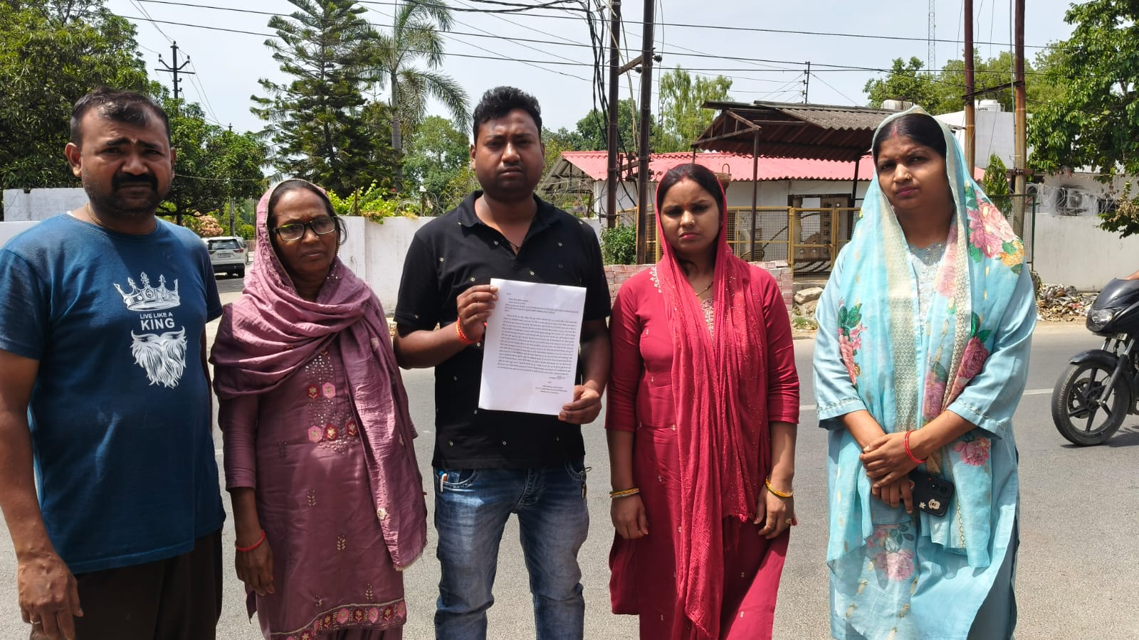 मेरठ में दबंग पड़ोसी द्वारा घर में घुसकर मारपीट, महिला से अभद्रता, पीड़ित ने लगाई न्याय की गुहार।