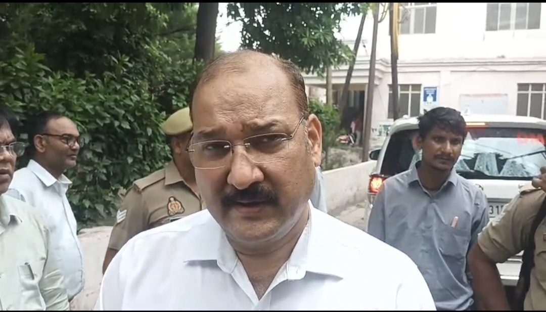 DM के औचक निरीक्षण में जिला अस्पताल की खुली पोल: बाहर की दवाएं लिखने से लेकर किचन की लापरवाही तक उजागर।