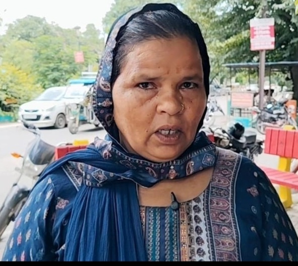 पति की मौत के बाद इंसाफ के लिए भटक रही महिला, आयुक्त से लगाई निष्पक्ष जांच की गुहार