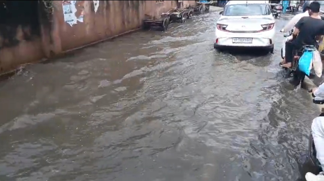 मेरठ में हल्की बारिश ने खोली नगर निगम की सफाई व्यवस्था की पोल