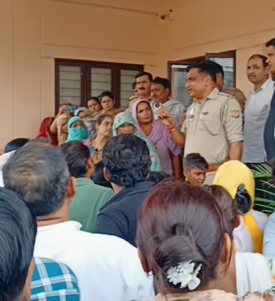 बिजली कटौती से नाराज लोगों ने नोएडा सेक्टर-63 थाने का किया घेराव, पुलिस ने समझाकर हटाया।